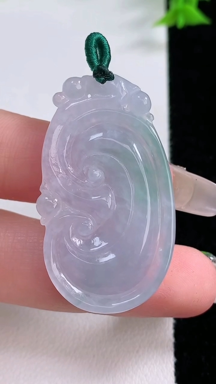 天然A货翡翠如意吊坠，尺寸40.5-22-5，重量:8.56g
3月7日