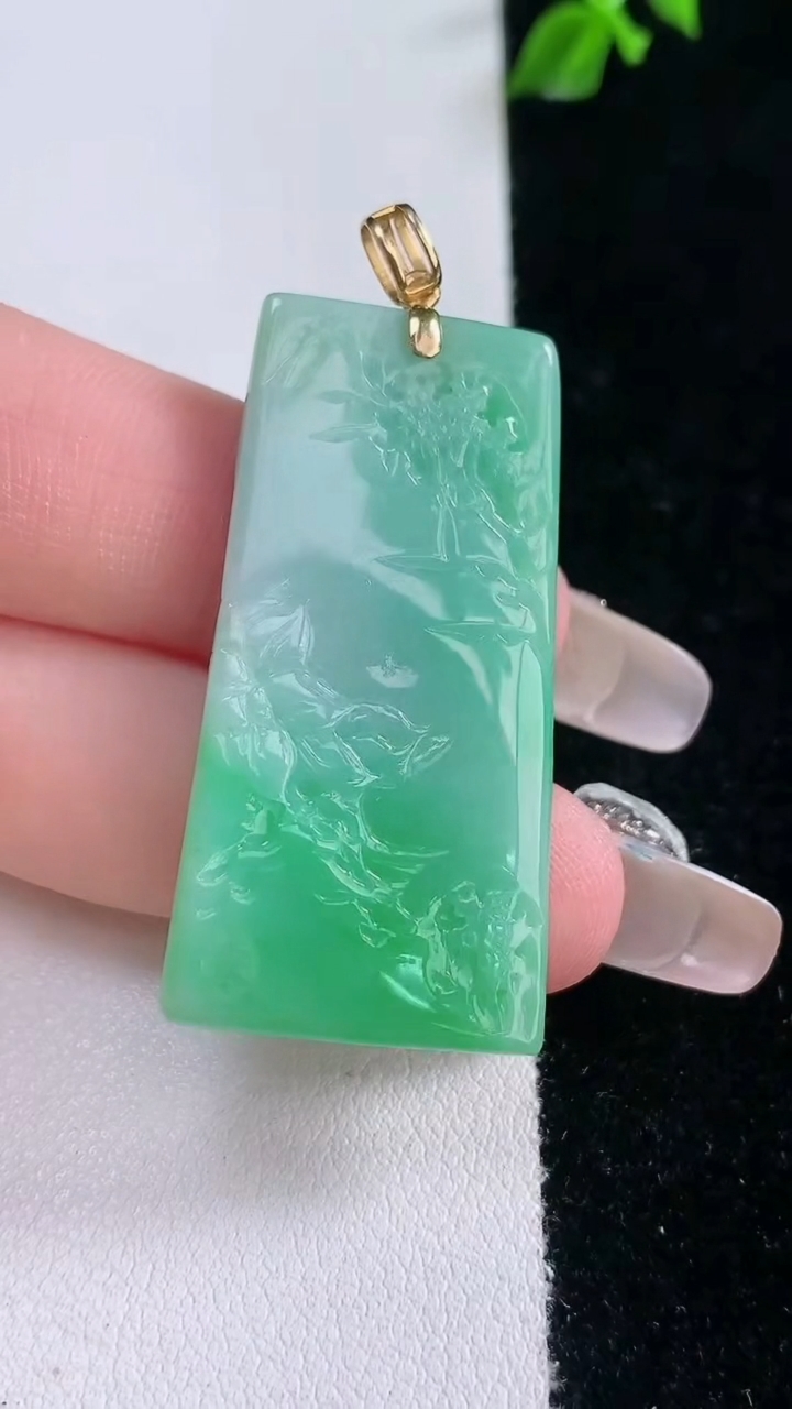 天然A货翡翠山水牌吊坠，尺寸40.2-19.4-4.5，重量:10.38g
3月7日