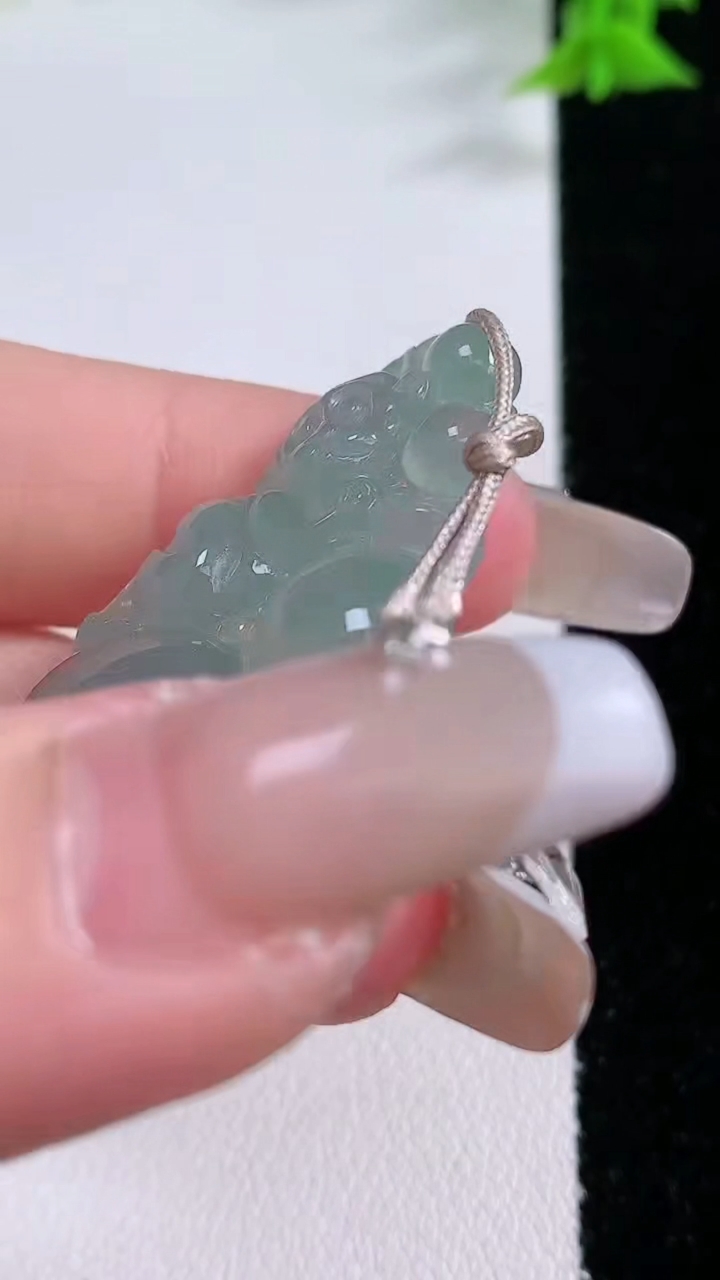 天然A货翡翠生肖猴吊坠，尺寸39.8-22.8-5.2，重量:7.37g
3月7日