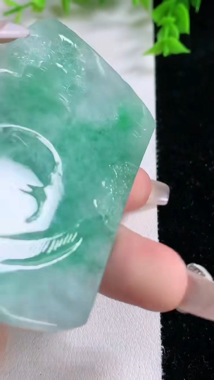 天然A货翡翠山水牌吊坠，尺寸69.6-30.2-7，重量:55.58g
3月7日