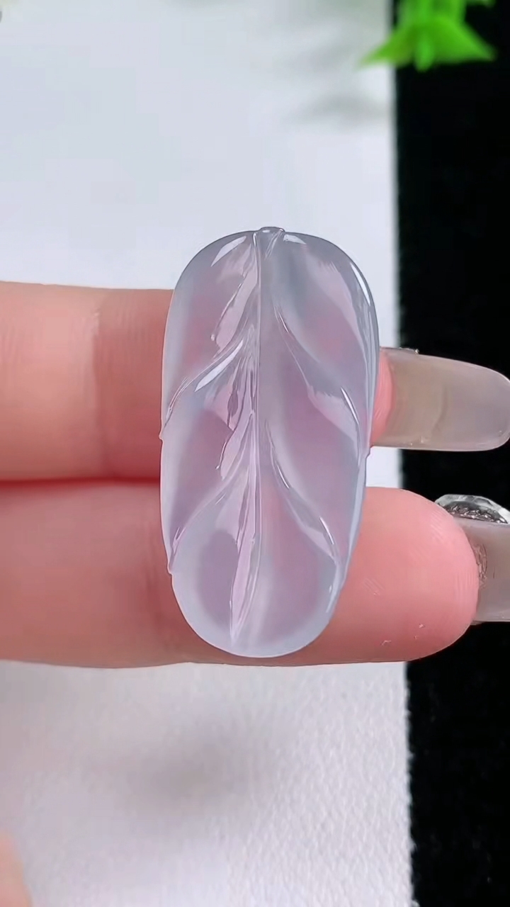 天然A货翡翠冰种紫罗兰金枝玉叶 叶子吊坠，尺寸31-15-3.8，重量:4.37g
3月7日