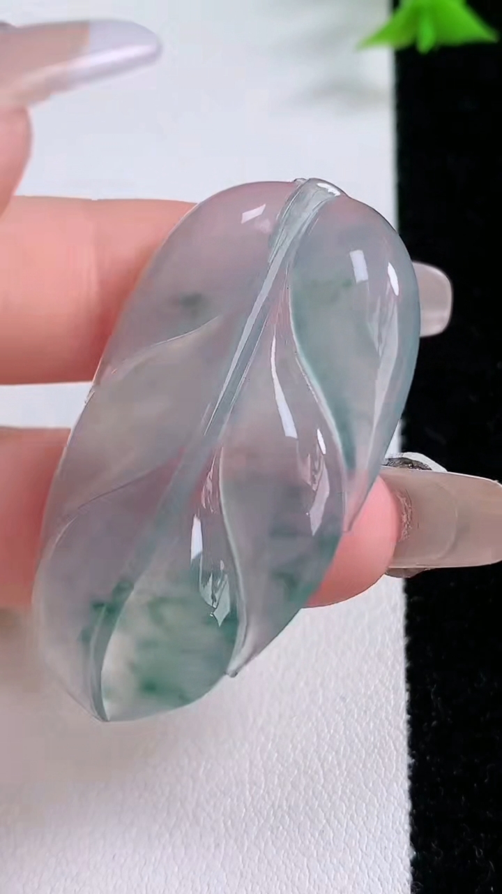 天然A货翡翠种飘花金枝玉叶 叶子吊坠，尺寸45-26-3.8，重量:9.48g
3月7日