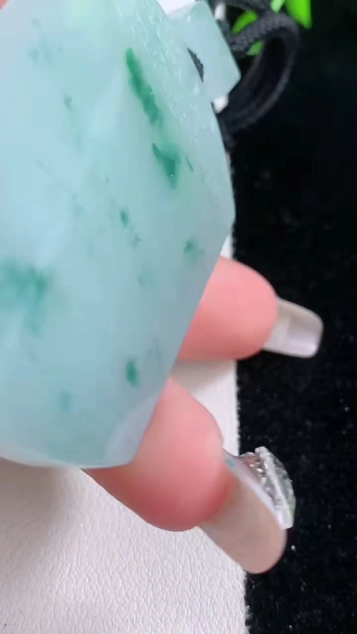 天然A货翡翠种飘花仿古无事牌吊坠，尺寸54.4-41.2-6，重量:43.51g
3月7日