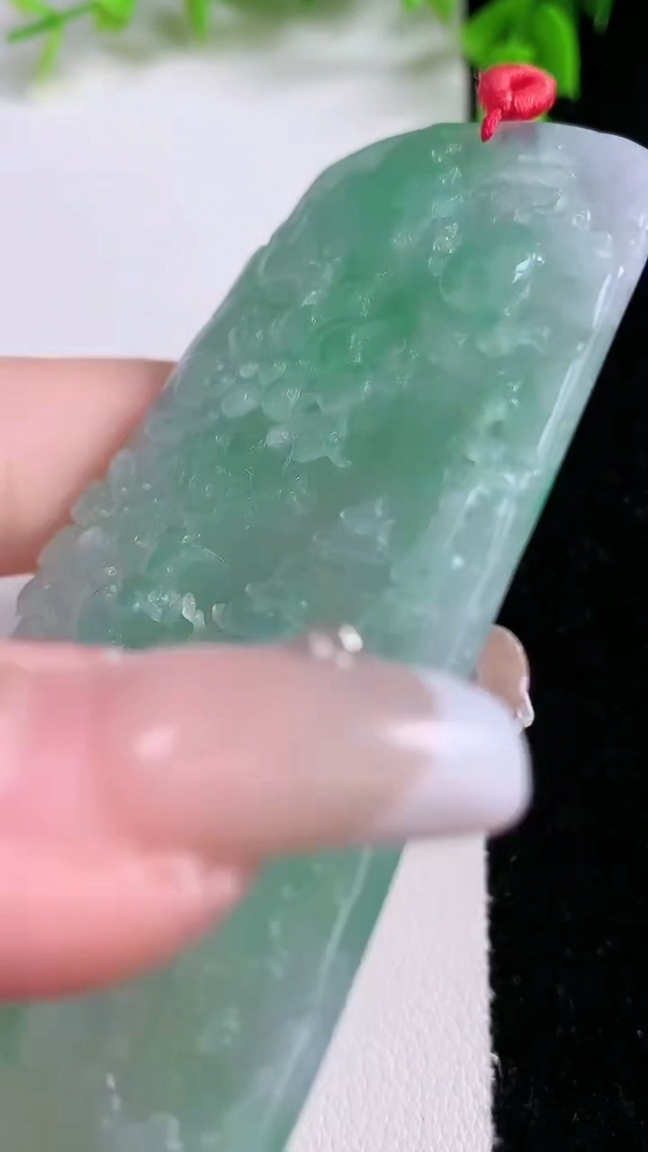 天然A货翡翠山水牌吊坠，尺寸76.4-47.4-4.8，重量:47.40g
3月7日