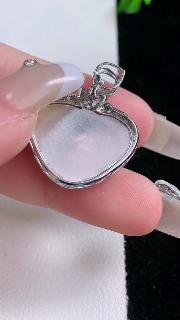 天然A货翡翠如意头吊坠，尺寸27.5-23-6，裸石14.4-19重量:3.66g
3月7日