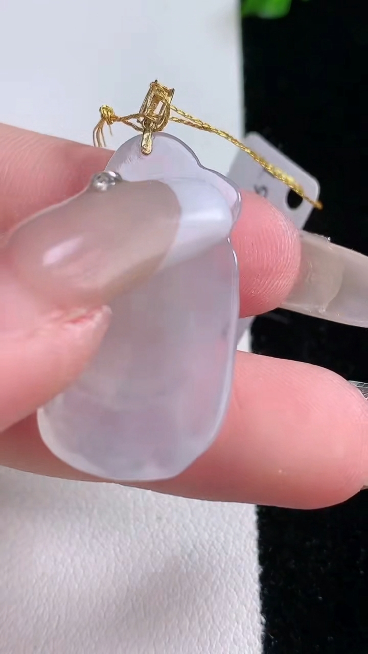 天然A货翡翠种白冰财神爷吊坠，尺寸31.2-17.2-4.7，重量:5.15g
3月7日