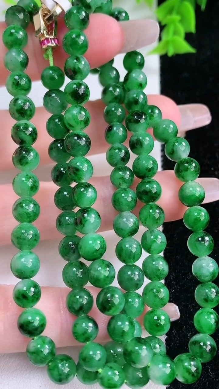 天然A货翡翠圆珠项链，尺寸5.8-98颗，重量:41.63g
3月7日