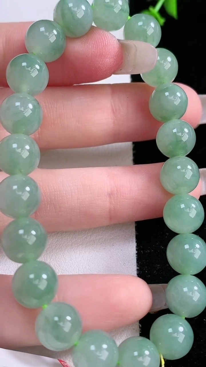 天然A货翡翠圆珠手串，尺寸8.9-21颗，重量:27.16g3月7日
工厂直销收藏佳品,种好水足，色泽均匀，有种有色，上手高大气！