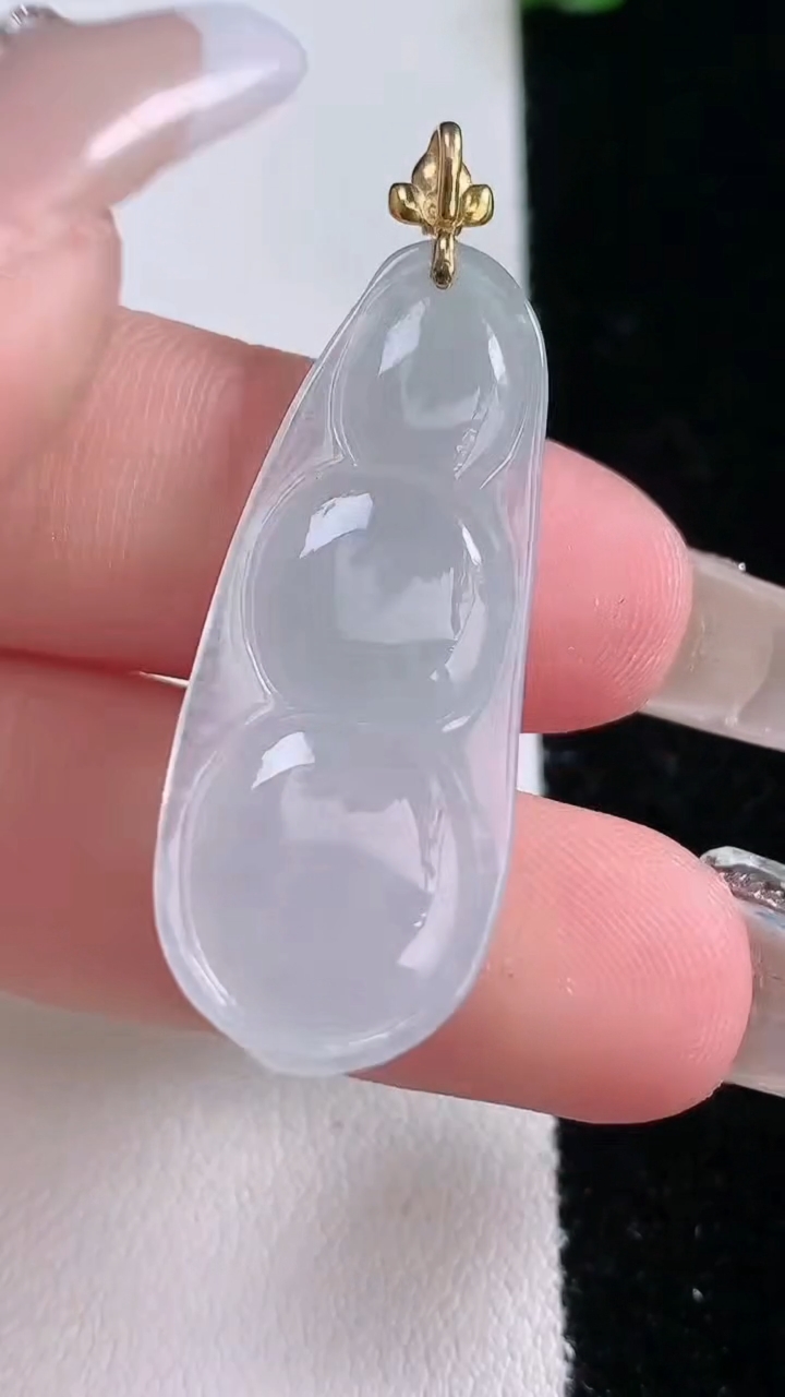 天然A货翡翠福豆吊坠，尺寸33.4-14-5.3，重量:4.38g
3月7日