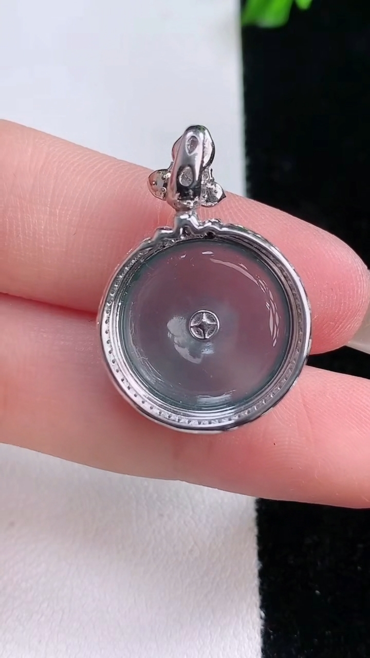 天然A货翡翠18K金蓝水平安扣吊坠，尺寸28-19.3-6，裸石15.8重量:3.48g
3月7日