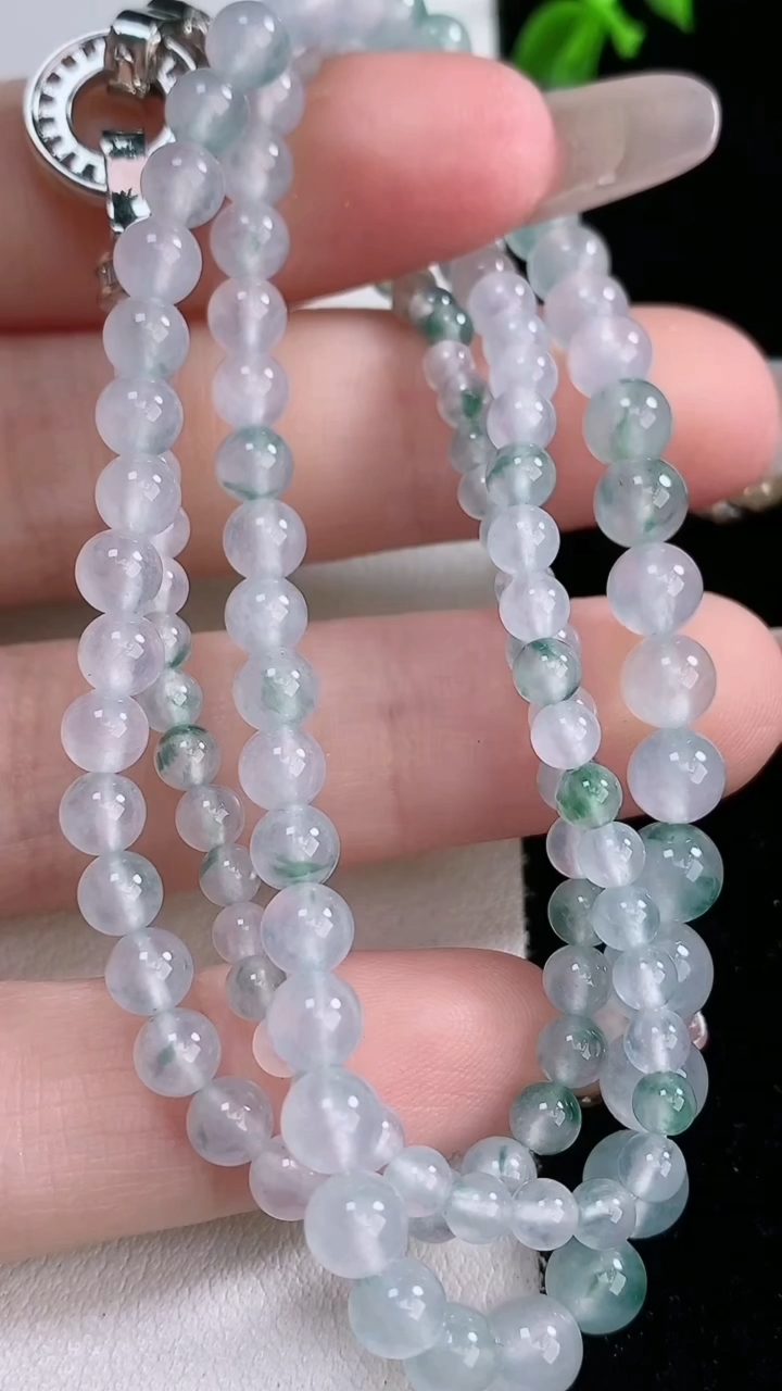 天然A货翡翠种飘花圆珠项链，尺寸4.4-128颗，重量:18.87g3月7日
工厂直销收藏佳品,种好