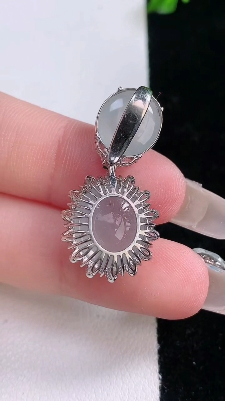 天然A货翡翠种白冰蛋面吊坠，尺寸31-14.7-8.2，裸石13-11.7重量:4.71g
3月7日