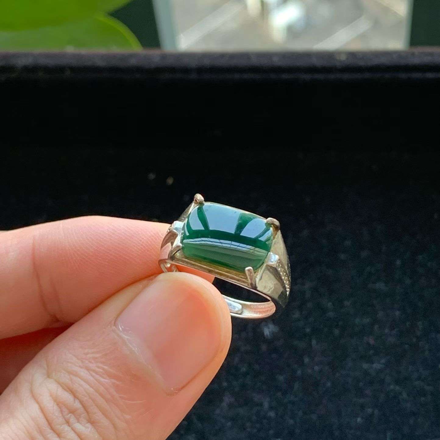 A货天然翡翠冰糯种925银满绿戒指活口重量3.05
3月7日