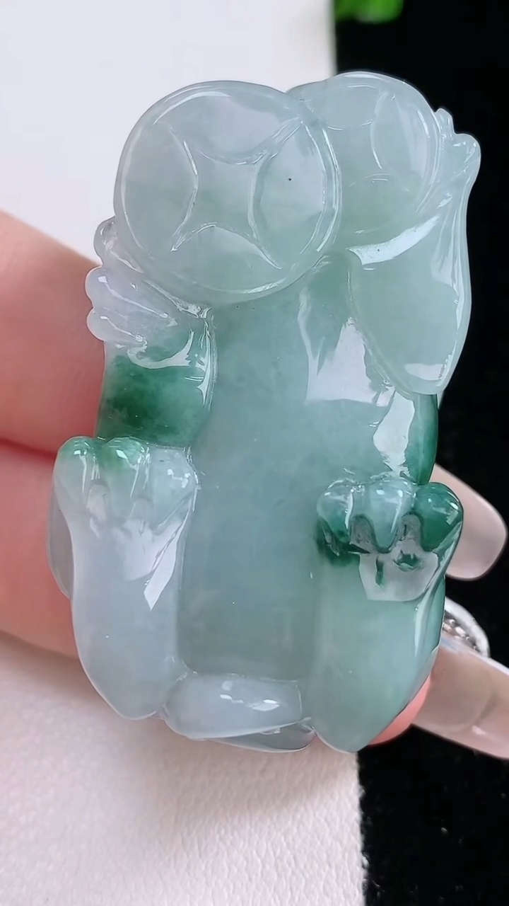 天然A货翡翠飘花霸王貔貅吊坠，尺寸44-26.8-15.5，重量:43.80g
3月7日