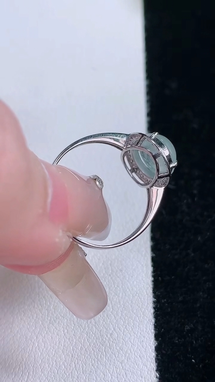 天然A货翡翠种白冰蛋面戒指，尺寸17-9.7-7.9-6，重量:1.53g2026年3月7日
工厂直销收藏佳品,种好水足，色泽均匀，有种有色，上手高大气！