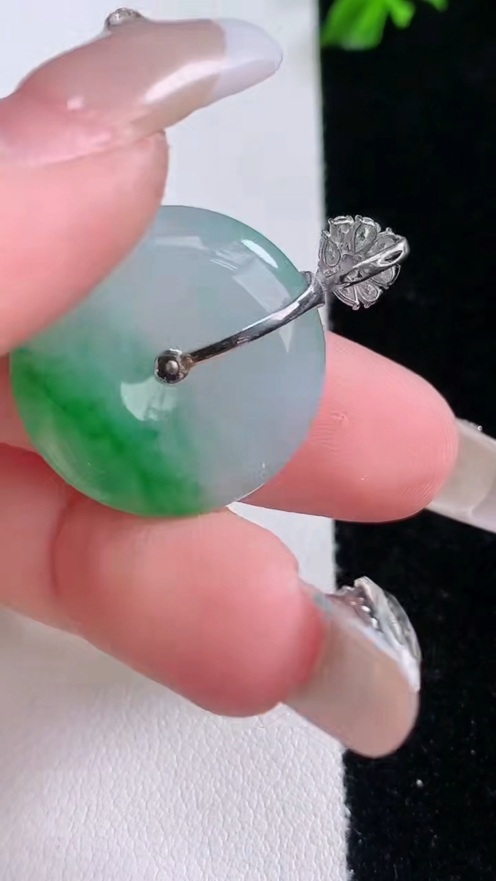 天然A货翡翠平安扣吊坠，尺寸22-5.5，重量:6.09g
3月7日