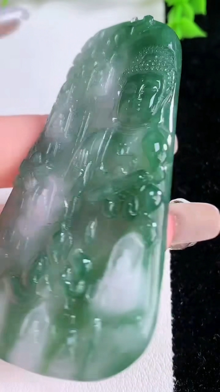 天然A货翡翠阿弥陀佛吊坠，尺寸74.7-42.6-5.7，重量:38.57g
3月7日