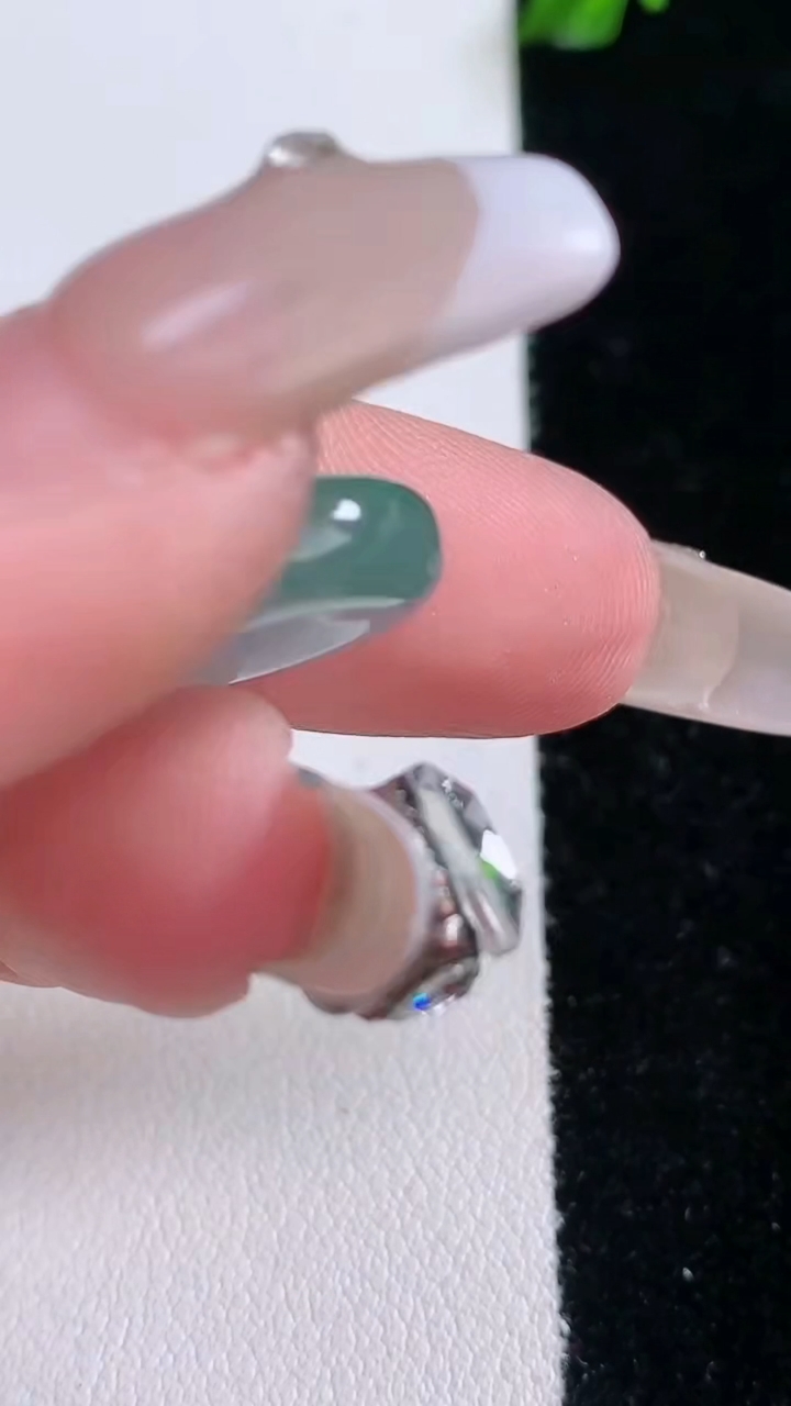 天然A货翡翠平安扣吊坠，尺寸16.5-4.9，重量:3.30g
3月7日