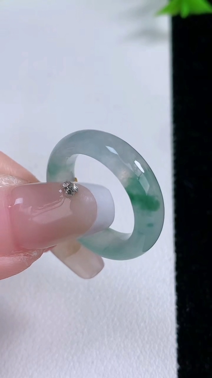 天然A货翡翠冰种飘花指环戒指，尺寸16-5.4-3.4，重量:3.72g2026年3月7日
工厂直销收藏佳品,种好水足，色泽均匀，有种有色，上手高大气！