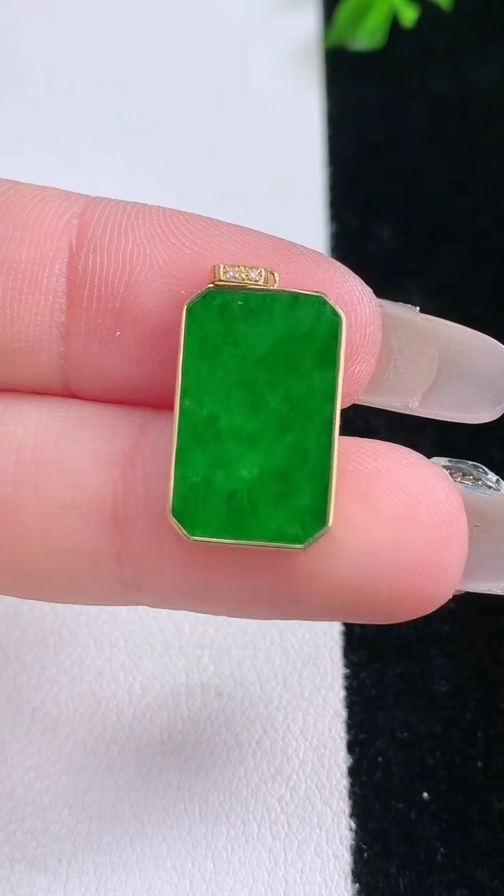 天然A货翡翠无事牌吊坠，尺寸18-11.2-1.8，重量:1.47g
3月7日