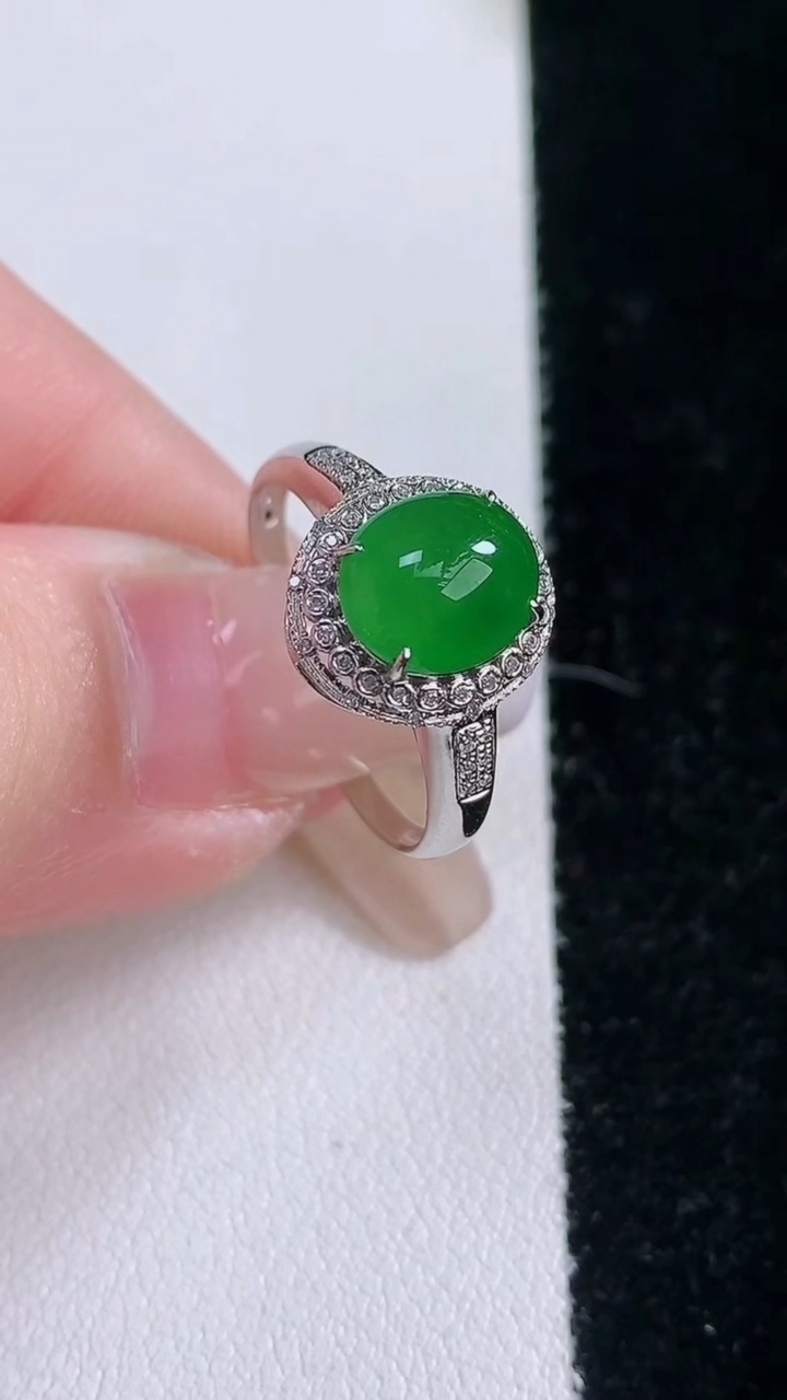 天然A货翡翠蛋面戒指，尺寸17.8-8.4-7-6.8，重量:2.41g2026年3月7日
工厂直销收藏佳品,种好水足，色泽均匀，有种有色，上手高大气！