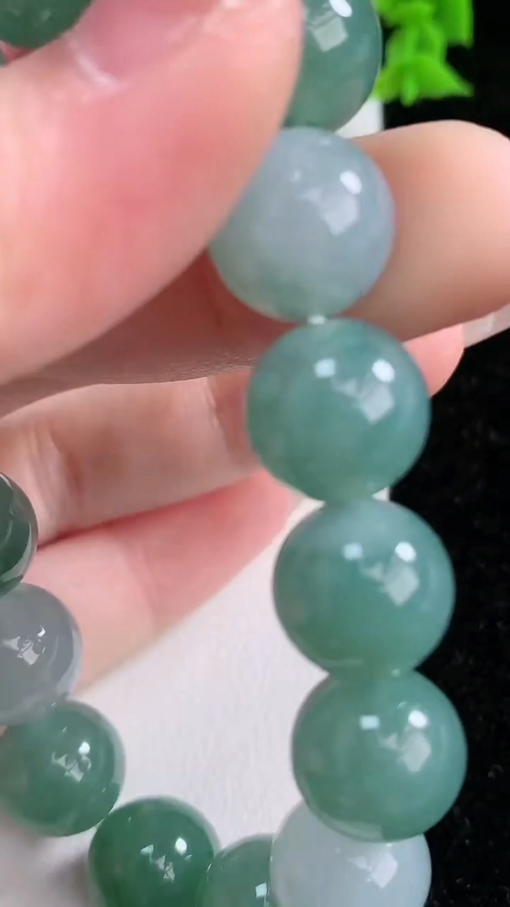天然A货翡翠圆珠手串，尺寸12-16颗，重量:50.30g3月7日
工厂直销收藏佳品,种好水足，色泽均匀，有种有色，上手高大气！