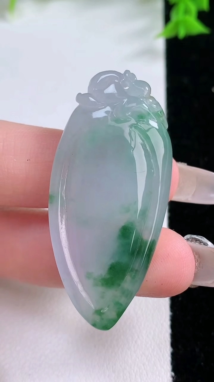 天然A货翡翠冰种飘花福瓜吊坠，尺寸46-20.7-8.7，重量:12.79g
3月7日