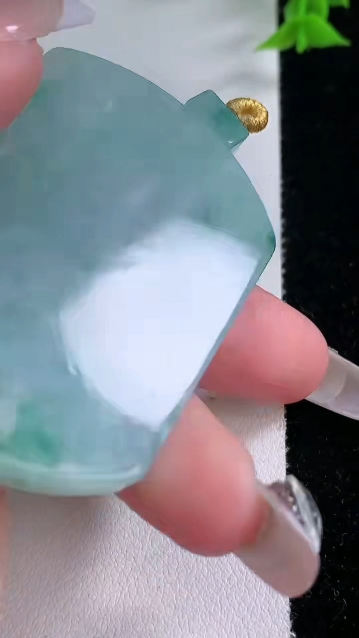 天然A货翡翠飘花无事牌吊坠，尺寸54.3-41.2-6.4，重量:43.77g
3月7日