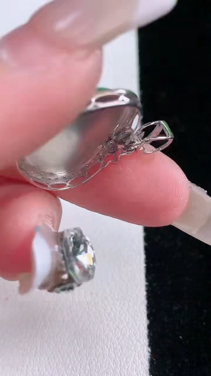 天然A货翡翠如意头吊坠，尺寸27.5-23-6，裸石14.4-19重量:3.66g
3月7日