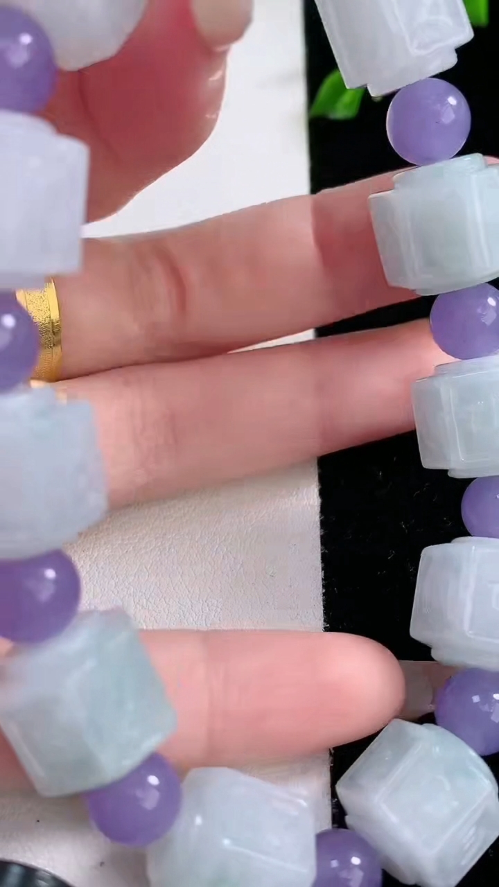 天然A货翡翠路路通手串，尺寸12.6-12-11颗，重量:62.03g3月7日
工厂直销收藏佳品,种好水足，色泽均匀，有种有色，上手高大气！