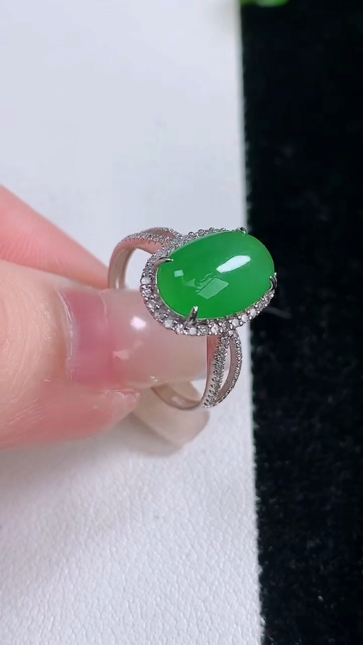 天然A货翡翠蛋面戒指，尺寸17.4-12-7.8-6，重量:2.68g2026年3月7日
工厂直销收