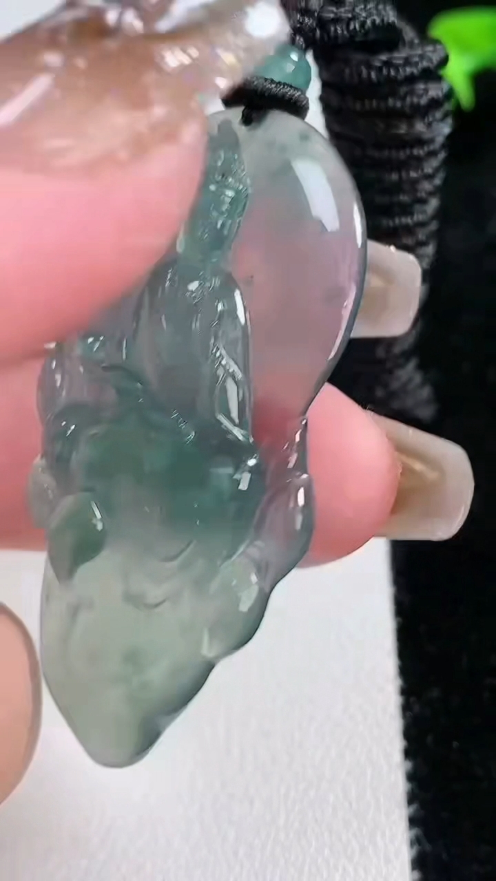 天然A货翡翠冰种蓝水观音菩萨吊坠，尺寸51-23.9-6.2，重量14.02g
3月7日