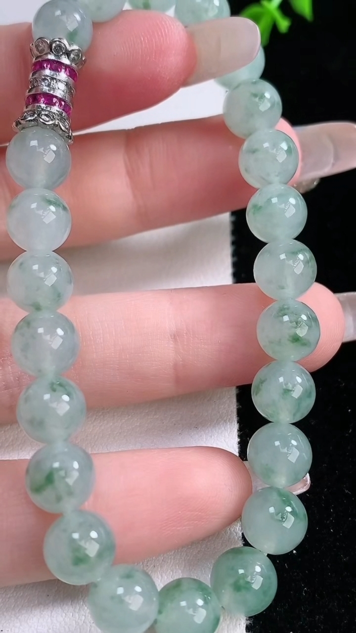 天然A货翡翠飘花圆珠手串，尺寸7.7-23颗，重量:20.47g3月7日
工厂直销收藏佳品,种好水足，色泽均匀，有种有色，上手高大气！