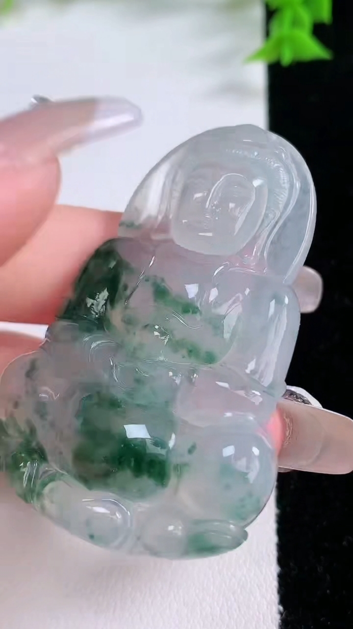 天然A货翡翠种飘花观音菩萨吊坠，尺寸53.6-36.4-5，重量:18.70g
3月7日