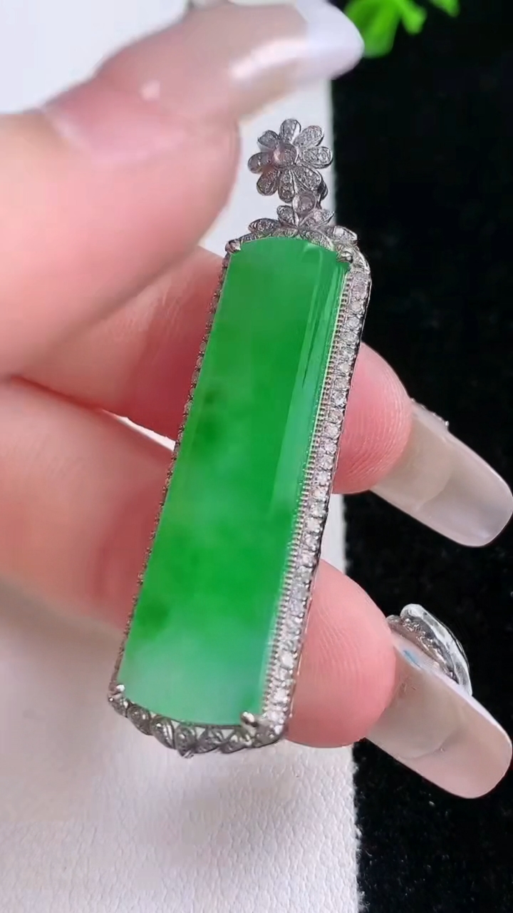 天然A货翡翠无事牌吊坠，尺寸47.4-12.7-5.8，裸石34.8-10.6重量:5.97g
3月