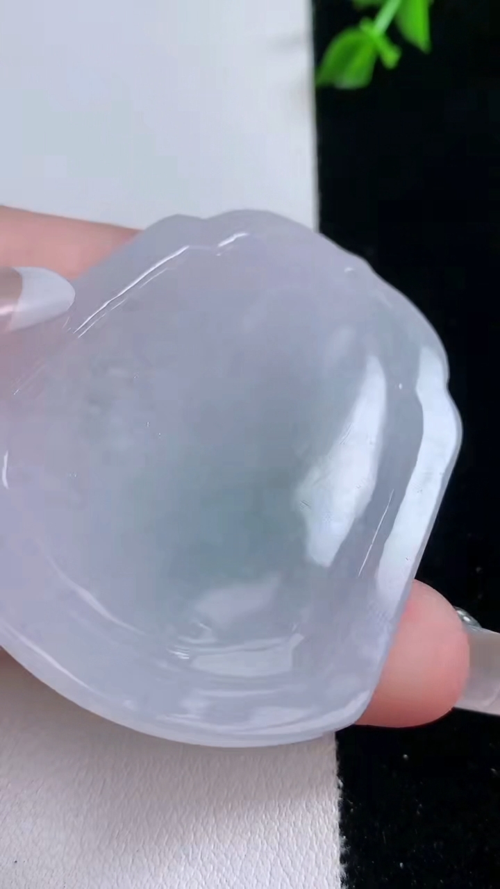 天然A货翡翠不动明王吊坠，尺寸51.2-43.6-5.6，重量:26.24g
3月7日