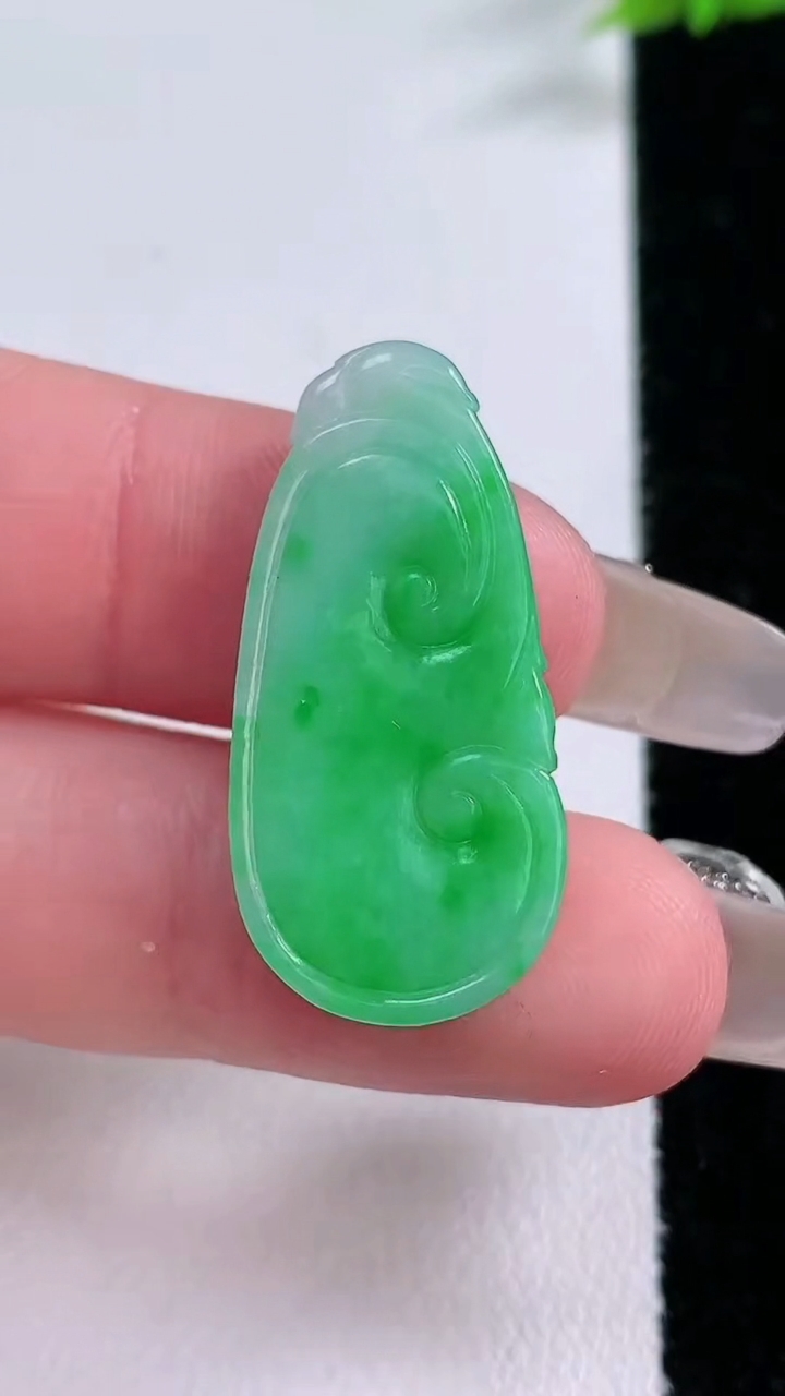 天然A货翡翠如意吊坠，尺寸28.8-14-3.5，重量:3.25g
3月7日