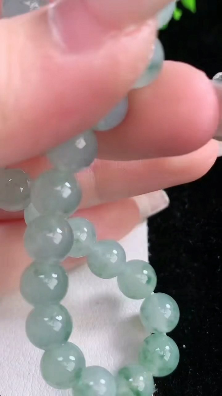 天然A货翡翠飘花圆珠手串，尺寸7.7-23颗，重量:20.47g3月7日
工厂直销收藏佳品,种好水足，色泽均匀，有种有色，上手高大气！
