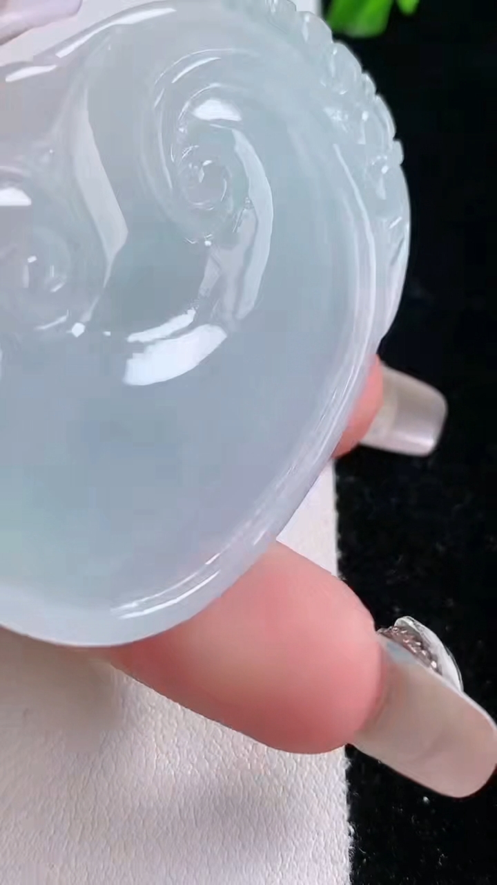 天然A货翡翠如意吊坠，尺寸54-38.4-5，重量:25.43g
3月7日