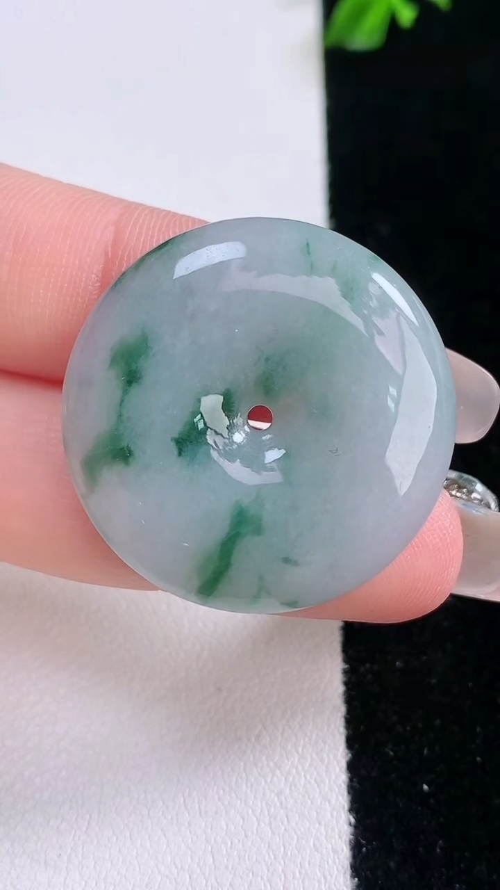 天然A货翡翠飘花平安扣吊坠，尺寸29.4-5.9，重量:11.07g
3月7日