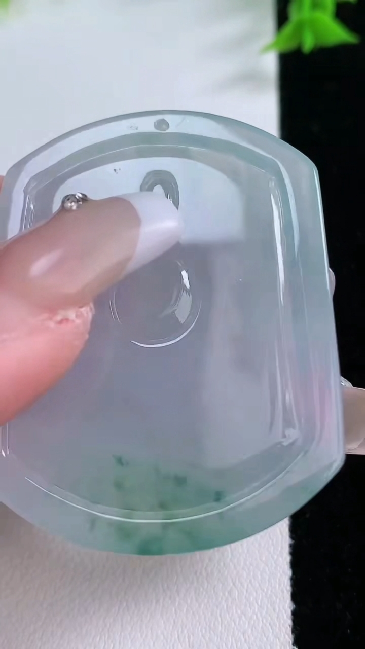 天然A货翡翠冰种飘花观音菩萨吊坠，尺寸48.6-38.6-5，重量:21.94g
3月7日