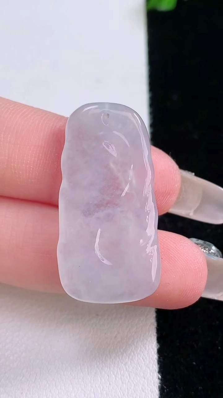 天然A货翡翠生肖鼠吊坠，尺寸32-16.2-4，重量:5.02g
3月7日