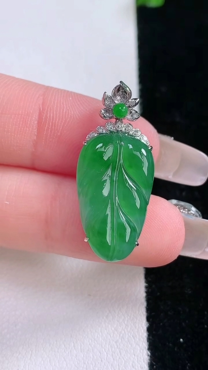 天然A货翡翠金枝玉叶 叶子吊坠，尺寸29.7-20.8-12.8-5.2，重量:2.99g
3月7日