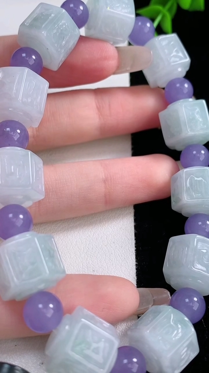 天然A货翡翠路路通手串，尺寸12.6-12-11颗，重量:62.03g3月7日
工厂直销收藏佳品,种