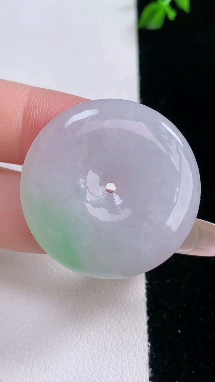 天然A货翡翠平安扣吊坠，，尺寸32-5.4，重量:12.98g
3月7日