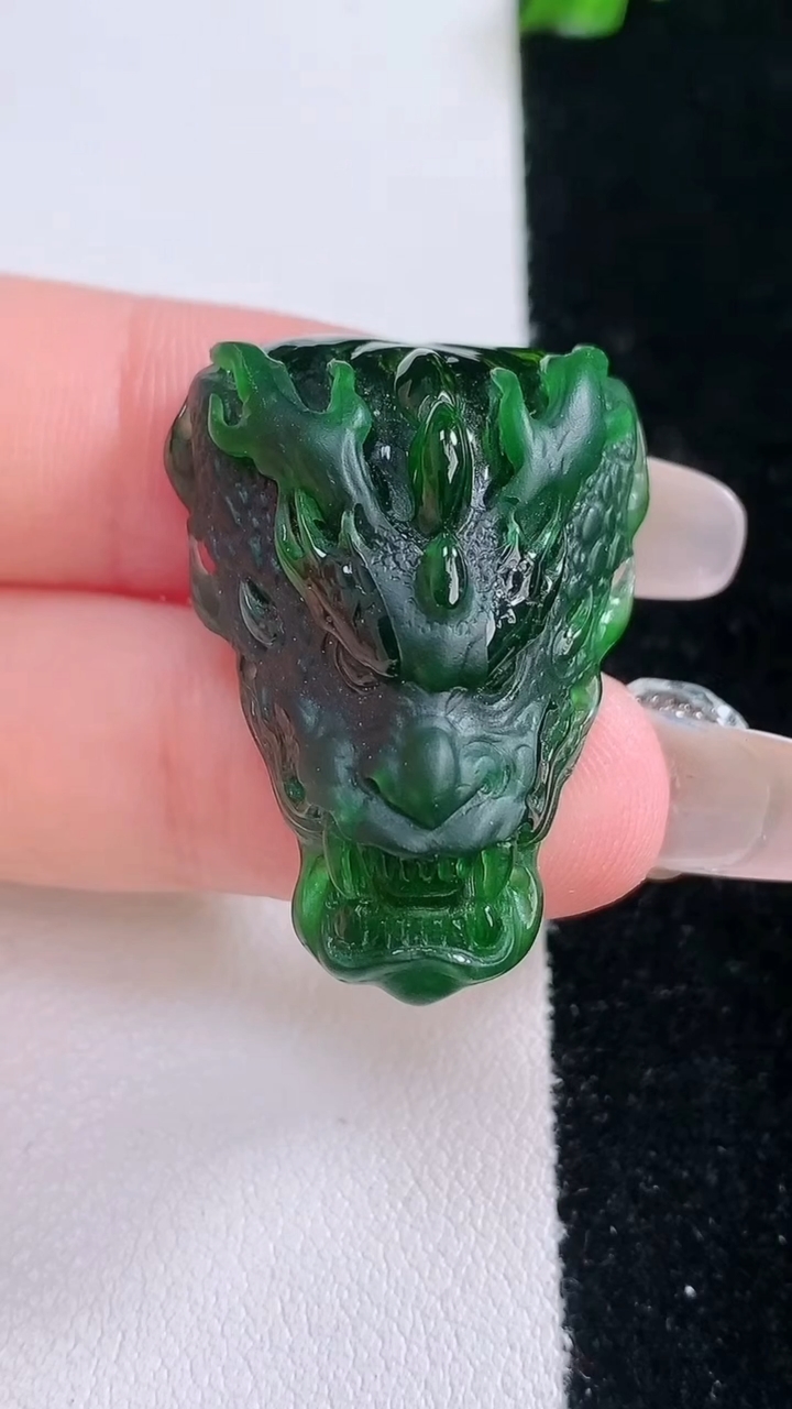 天然A货翡翠龙牌吊坠，尺寸32.7-23.6-11.7，重量:10.63g
3月7日