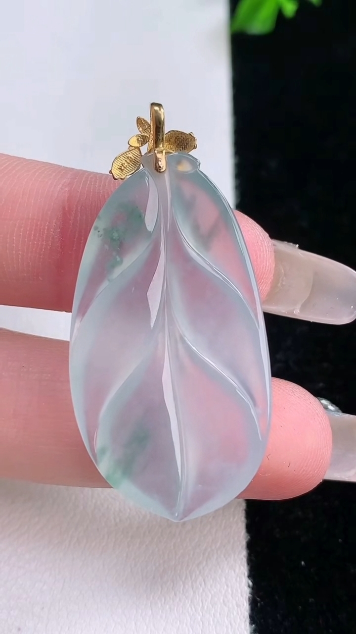 天然A货翡翠种飘花金枝玉叶 叶子吊坠，尺寸32.5-19-4，重量:5.94g
3月7日