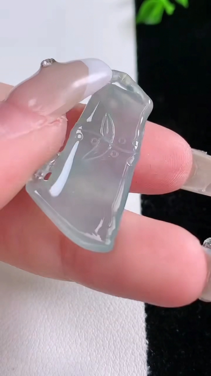 天然A货翡翠节节高升 竹节吊坠，尺寸32.3-16.6-5.2，重量:5.40g
3月7日