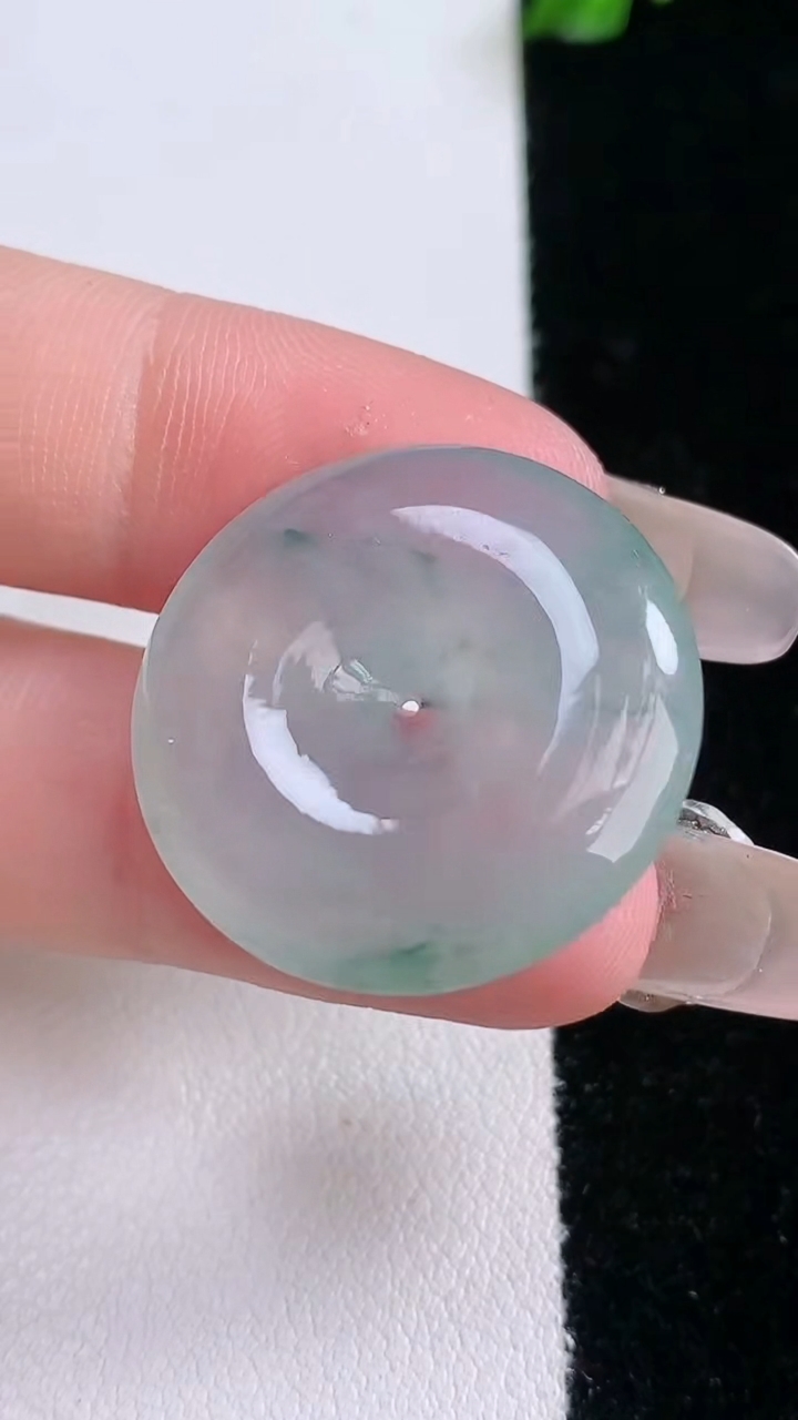 天然A货翡翠冰种飘花平安扣吊坠，尺寸25-5，重量:6.18g
3月7日