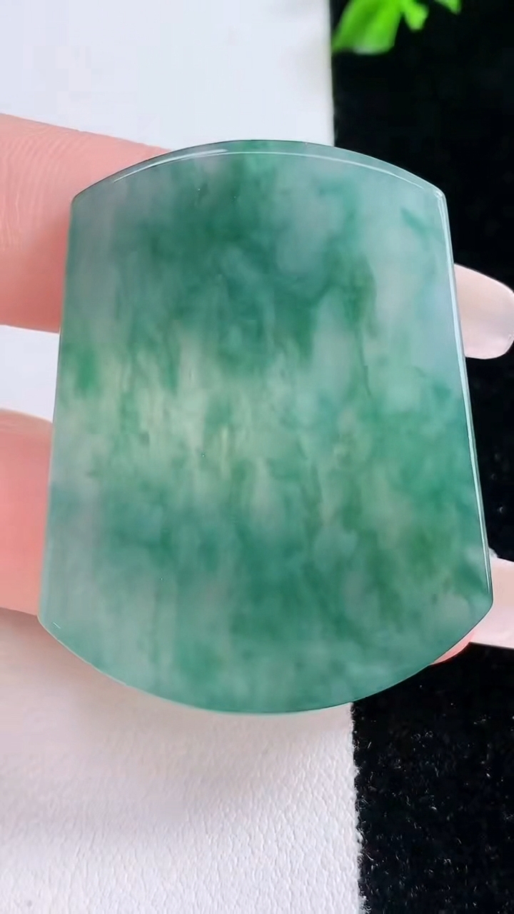 天然A货翡翠飘花无事牌镶嵌件，尺寸43.6-35-4.5，重量:20.00g
3月7日